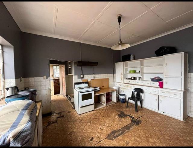 7 BEDROOM HOUSE FOR SALE IN BEZUIDENHOUT VALLEY